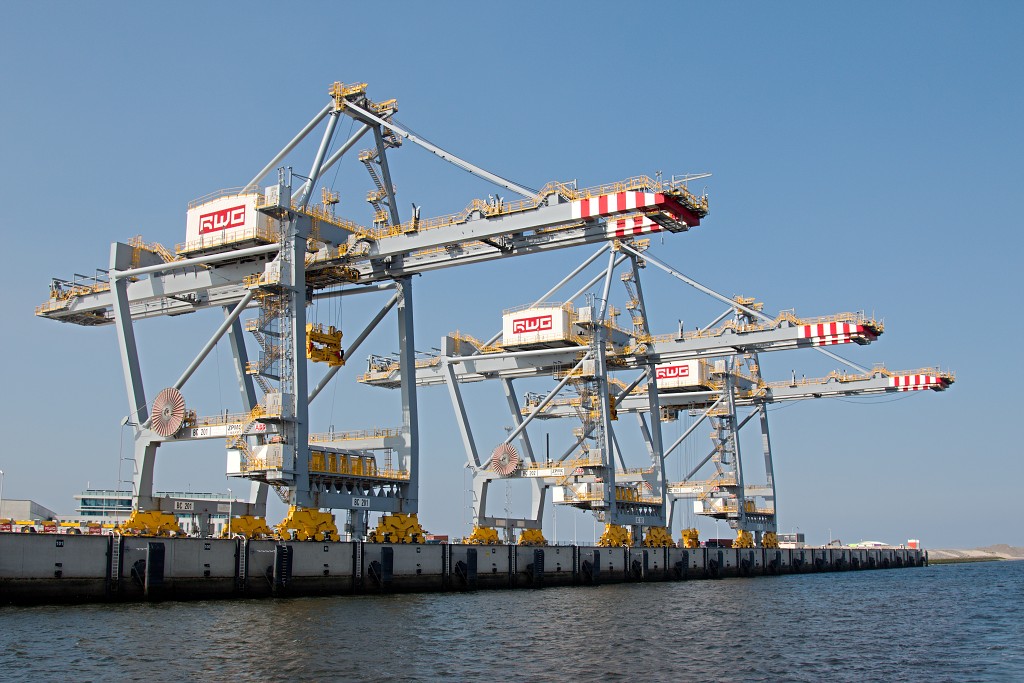 europoort maasvlakte rotterdam botlek haven scheepvaart industrie fabrieken marine transport overslag terminal portlantis ferry centrale